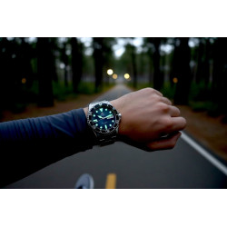 Sportowy zegarek Orient Kamasu na nadgarstku podczas spaceru w naturze