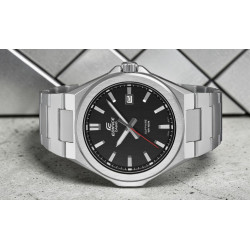 Detal tarczy Casio Edifice – minimalistyczny design i czytelny datownik