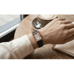 Zegarek damski Epos Quartz Lady 8002.702.24.20.15 na nadgarstku