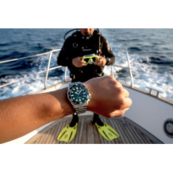 Orient RA-AC0K02E10B – zegarek diver na nadgarstku w ruchu przed zanurzeniem