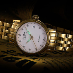 Wskazówki zegarka pokryte powłoką luminescencyjną