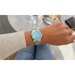 Epos Quartz Lady Diamond 8001.700.20.89.30 na nadgarstku w stylizacji casualowej