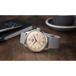 Czytelna, beżowa tarcza 41mm przykryta szkiełkiem mineralnym