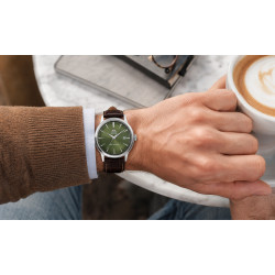 Orient Bambino Automatic RA-AC0029E30B na nadgarstku w stylizacji biznesowej