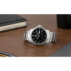 Czytelna, czarna tarcza 42mm przykryta szkiełkiem mineralnym