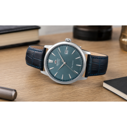 Czytelna, niebieska tarcza 42mm przykryta szkiełkiem mineralnym