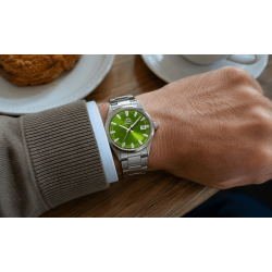 Orient Contemporary Automatic RA-AC0R05E30B na nadgarstku w stylizacji biznesowej