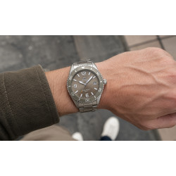 Orient RA-WJ0004Y10B – zegarek diver na nadgarstku
