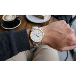 Orient Contemporary Sun&Moon Automatic RA-AK0312S30B na nadgarstku w stylizacji casualowej