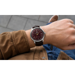 Orient Bambino Classic Automatic RA-AC0026R30B na nadgarstku w stylizacji casualowej