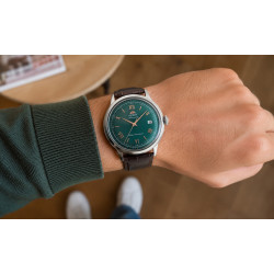 Orient Bambino Classic Automatic RA-AC0023E30B na nadgarstku w stylizacji casualowej