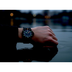 Sportowy zegarek męski Luminox XS.0943 40mm na męskiej dłoni