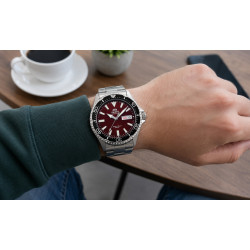 Orient Kamasu RA-AA0003R39B na nadgarstku w restauracji