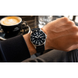 Orient Kano Diver Automatic RA-AA0010B39B na nadgarstku w restauracji