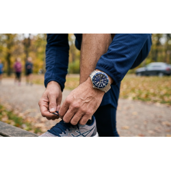 Orient Kamasu Kano Automatic RA-AA0009L19B na nadgarstku w stylizacji sportowej