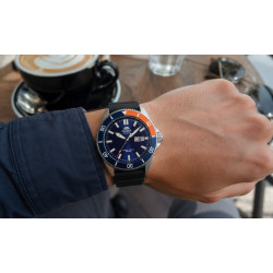 Orient Kano Diver Automatic RA-AA0916L19B na nadgarstku w restauracji