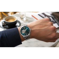 Orient Star Contemporary RE-AT0002E00B na nadgarstku w stylizacji casualowej
