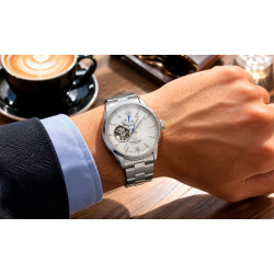 Orient Star Contemporary RE-AT0003S00B na nadgarstku w stylizacji casualowej