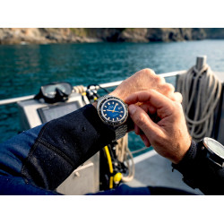 Nurek Edox Hydro-Sub 80128-357JNM-BUDD na nadgarstku na tle wody podczas wakacji