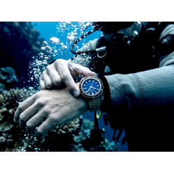 Nurek Edox Hydro-Sub 80128-357JNM-BUDD na nadgarstku pod wodą podczas wakacji