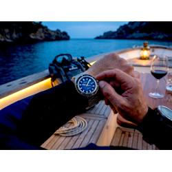 Nurek Edox Hydro-Sub 80128-357JNM-BUDD na nadgarstku na tle wody podczas wakacji wieczorem SuperLuminowa