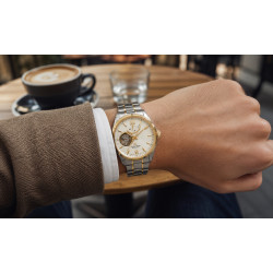 Orient Star RE-AT0004S00B na nadgarstku – klasyka w codziennym wydaniu