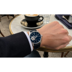 Orient Star Contemporary RE-AT0006L00B na nadgarstku w stylizacji biznesowej