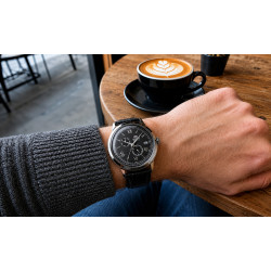 Orient Classic Bambino V8 na nadgarstku w stylizacji casualowej