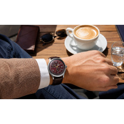 Orient Classic Bambino V8 na nadgarstku w stylizacji casualowej