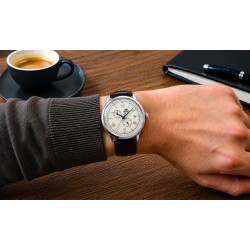 Orient Classic Bambino V8 na nadgarstku w stylizacji casualowej