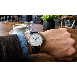Orient Classic Bambino V8 na nadgarstku w stylizacji casualowej