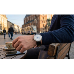 Orient Classic Bambino V8 na nadgarstku w stylizacji casualowej