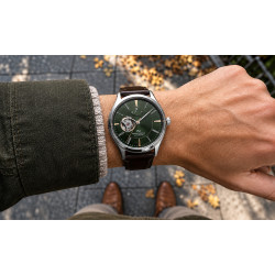 Orient Star Classic Semi Skeleton RE-AT0202E00B na nadgarstku