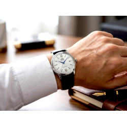 Zegarek garniturowy Orient Classic RA-AC0022S30B pod mankietem męskiej koszuli