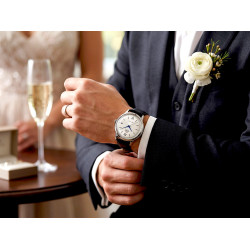 Elegancki japoński zegarek mechaniczny Orient RA-AC0022S30B prezentujący się wieczorem