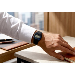 Zegarek retro Casio F-91W-1YEG na męskiej ręce w casualowej stylizacji miejskiej