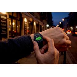 Dioda LED light podświetlająca zielonkawy ekran cyfrowy w zegarku Casio F-91W-1YEG w nocy