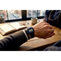 Zegarek retro Casio F-91W-1YEG na męskiej ręce w casualowej stylizacji miejskiej