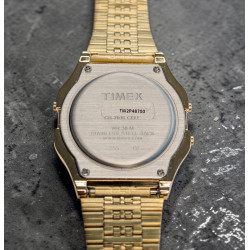 Stalowy dekiel z informacjami technicznymi pod grawer laserowy w Timex Classic 80 TW2P48700