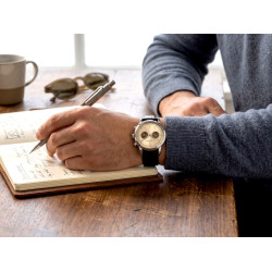 Zegarek męski Jacques Lemans N-204B na dłoni jako stylowy dodatek w stylu vintage