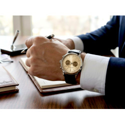 Męski chronograf retro Jacques Lemans N-204B na nadgarstku w eleganckiej stylizacji