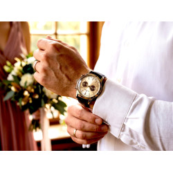 Męski chronograf retro Jacques Lemans N-204B na nadgarstku w eleganckiej stylizacji w oficjalnej prezentacji