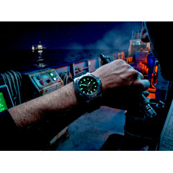 Męski zegarek nurek Victorinox Dive Pro Automatic 241994 30ATM na nadgarstku w nocy