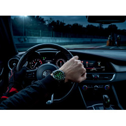 Świecące wskazówki i indeksy nocą w zegarku Roamer Monza 100 Chrono 850837-44-55-20 za kółkiem