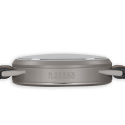 Ciemna piaskowana stalowa koperta 42mm z grawerem FL 23883 w zegarku Laco Lipsk 861747