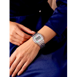 Zegarek w stylu retro Casio Vintage Premium A1000D-7EF na nadgarstku w stylizacji wieczorowej