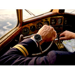 Męski zegarek mechaniczny Laco Ulm 39mm 862172 na nadgarstku w kurtce