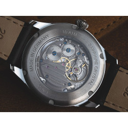 Mechanizm Sellita SW261 z pasami genewskimi za szafirowym deklem w Laco 862172