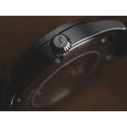 Stalowa koronka z logo Laco i smukła koperta 10mm zegarka pilot Laco 862172