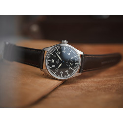 Niemiecki zegarek mechaniczny Laco Pilot Ulm 39mm 862172 na tle skóry